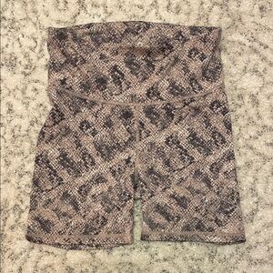 GapFit Eclipse M TALL snake Snakeskin Print High-Waisted athletic Shorts